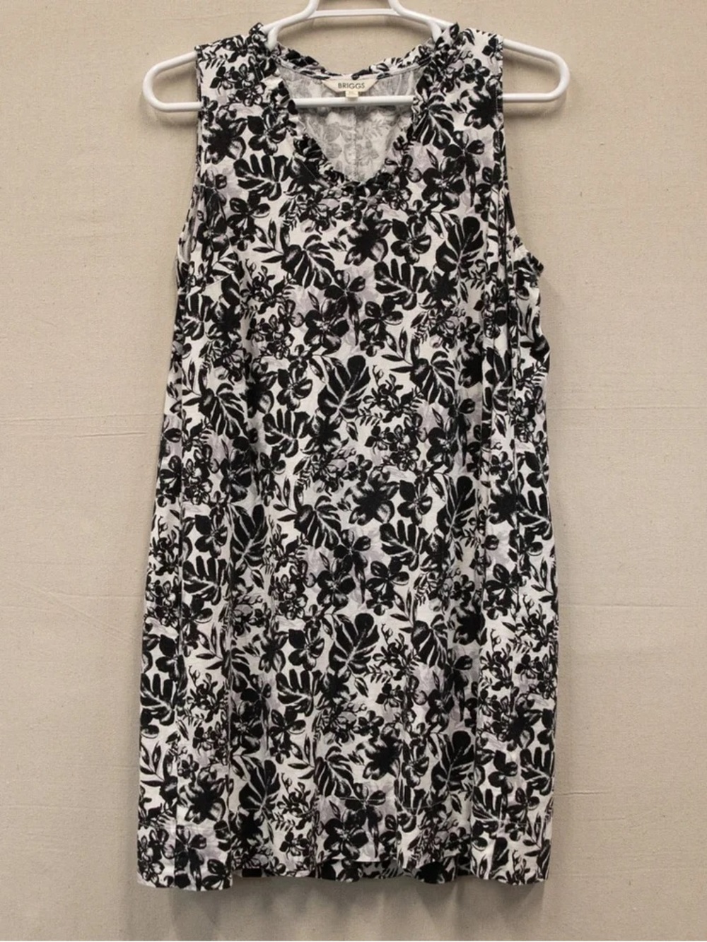 Briggs New York Monochrome Floral V-Neck Sleeveless Dress